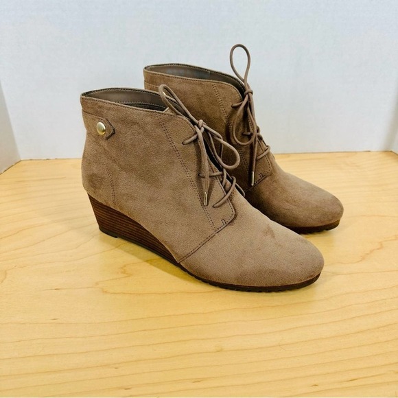 Dr. Scholl’s Be Energized Foam Technology Wedge Booties Size 9.5 NWOT - Picture 2 of 8